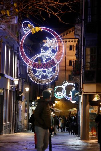 Decoración que el Ayuntamiento instaló las pasadas navidades en la céntrica calle Meléndez.