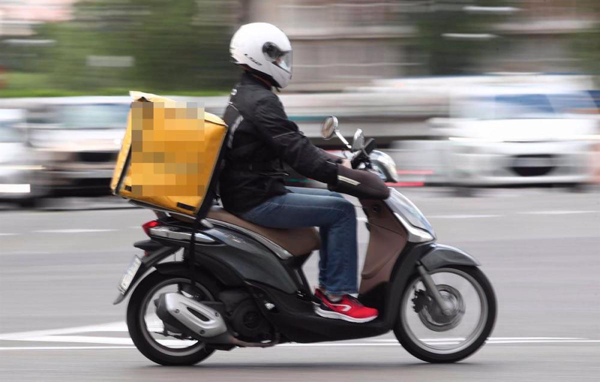 Un repartidor en motocicleta.