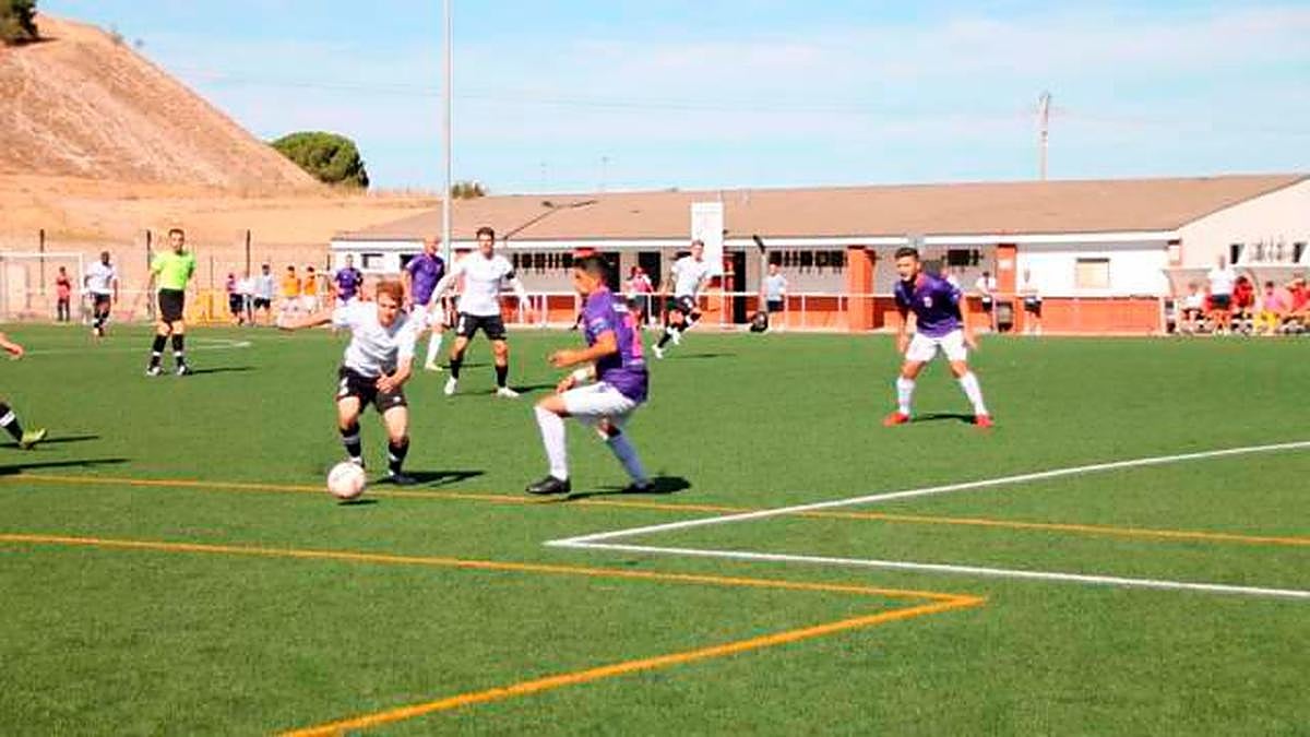 Peli disputa un balón durante el partido.