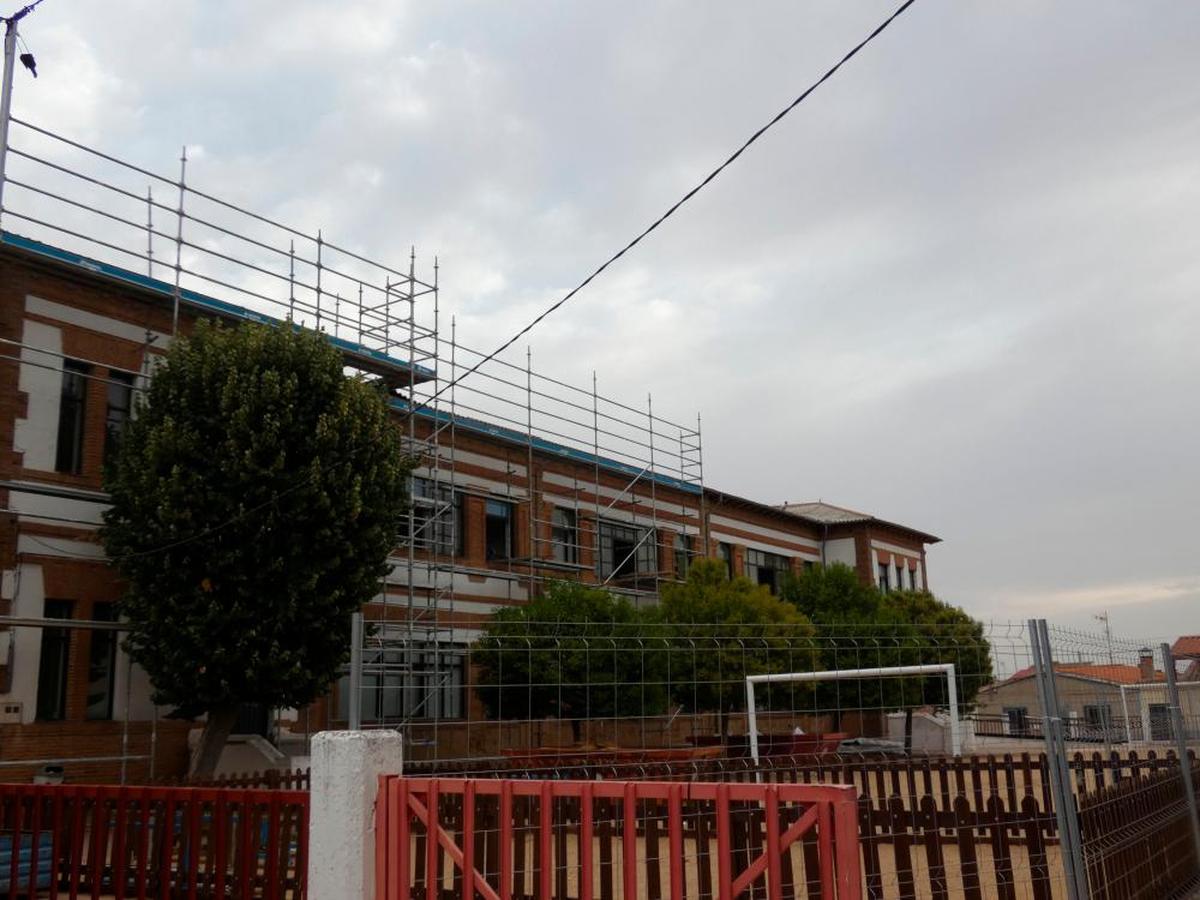 Andamios colocados para empezar la obra de la retirada de la cubierta en el colegio de Babilafuente.