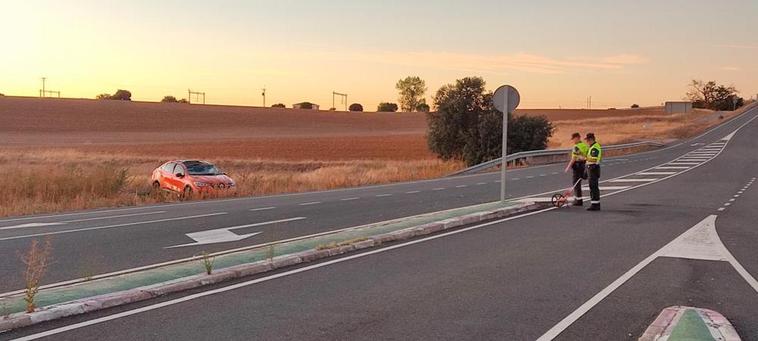 Agentes del subsector de Tráfico de la Guardia Civil a escasos metros del coche accidentado durante la inspección ocular.