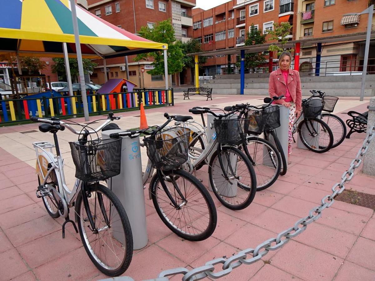 La concejala de Medio Ambiente, Marta Labrador, junto al servicio de bicicletas.