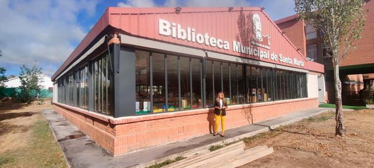 La edil de Fomento, Marta Labrador, junto a la biblioteca.