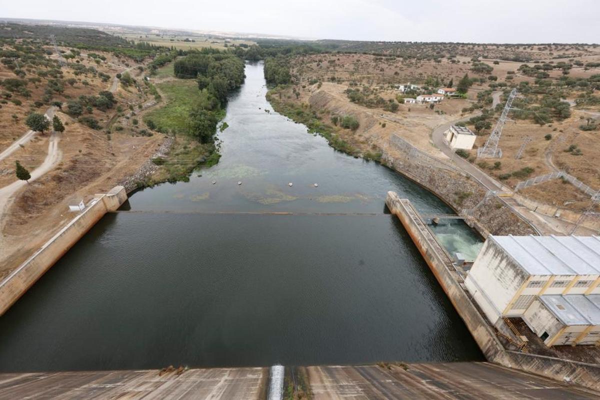 Salida de agua este lunes desde la presa de Santa Teresa.  A la derecha, imagen del río Tormes.