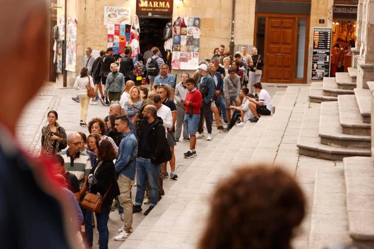 Largas colas para acceder a los espacios culturales de Salamanca.