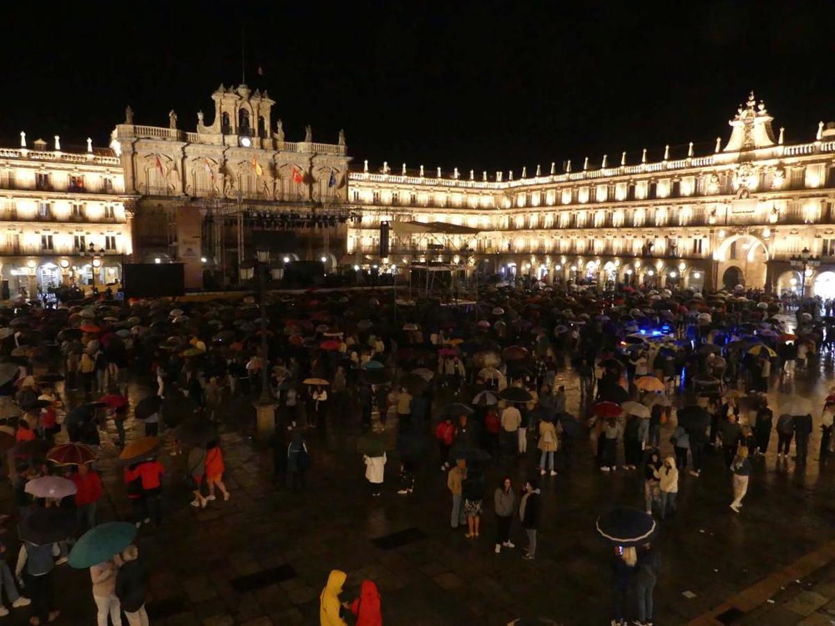 La Plaza Mayor llena de paraguas para esperar a Vanesa Martín.