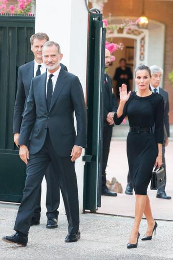 Los reyes Felipe y Letizia junto al embajador de Reino Unido para presentar sus condolencias por el fallecimiento de Isabel II.