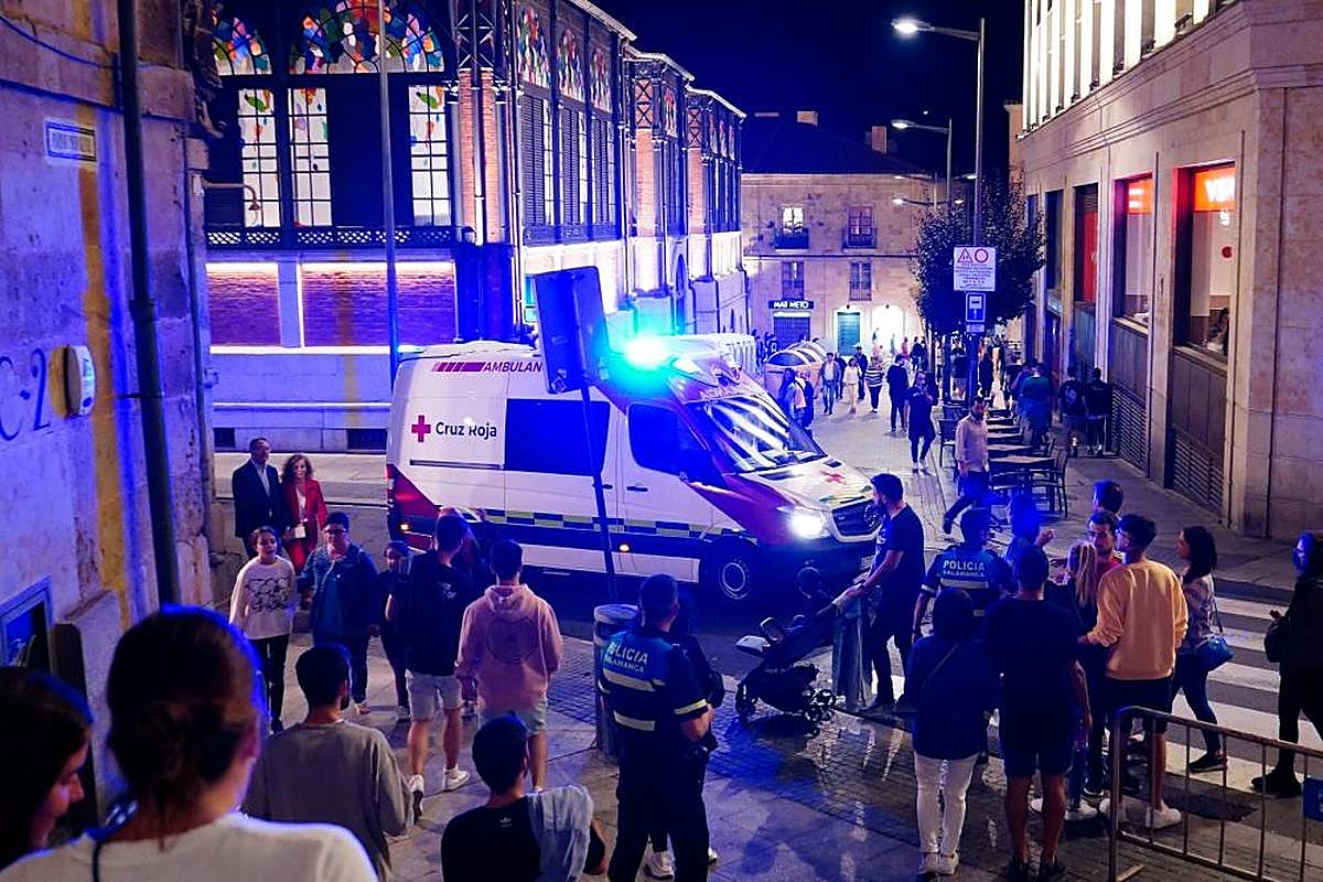 Ambulancia situada en Poeta Iglesias para actuar ante una emergencia.