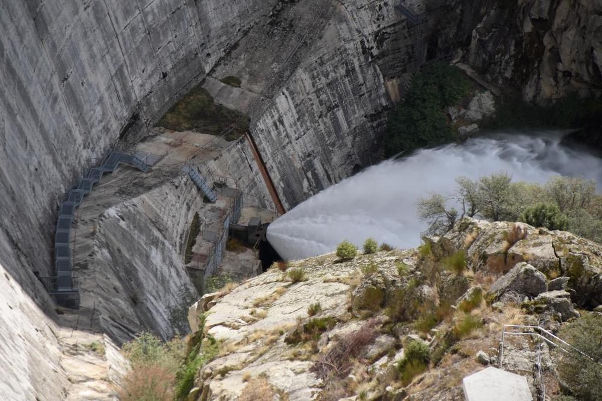 Aliviadero de fondo de la presa abierto durante la jornada de este jueves.