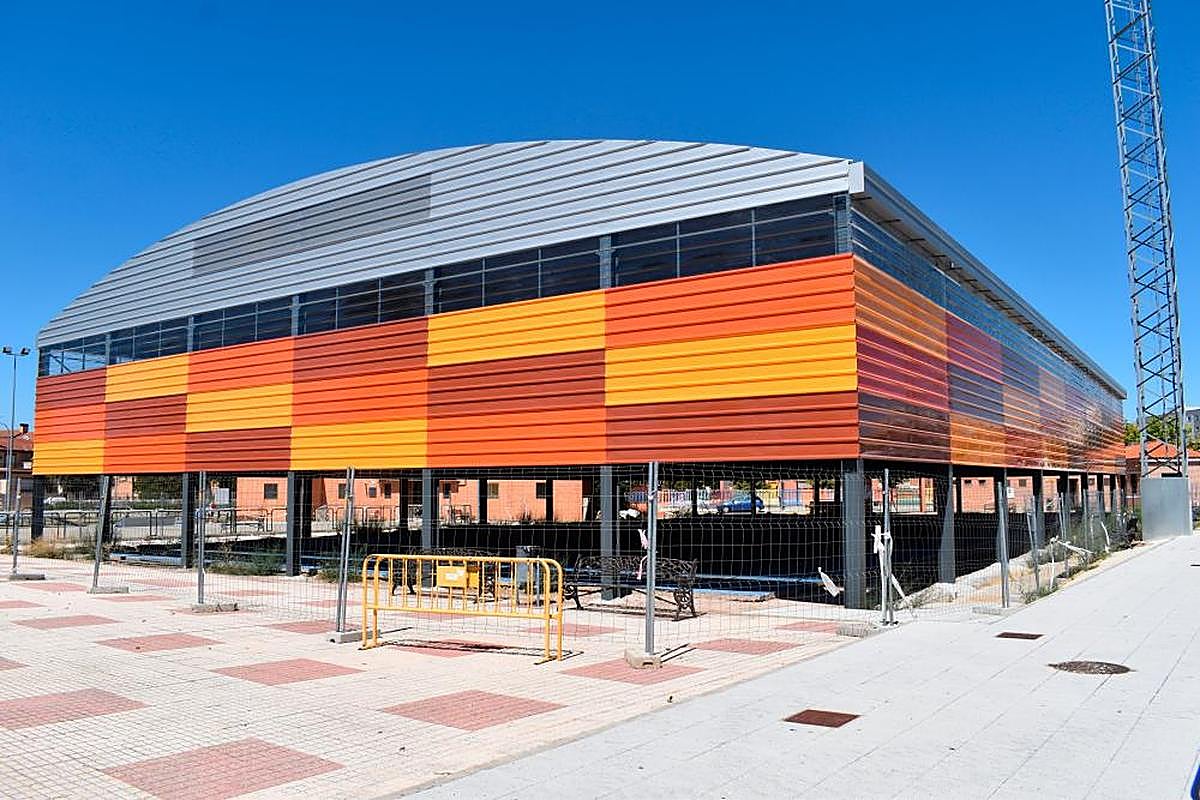 Estado actual del cerramiento del nuevo pabellón del complejo deportivo de Carbajosa de la Sagrada.