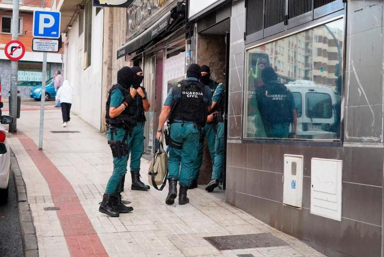 Los agentes entrando en el piso donde han realizado los registros.