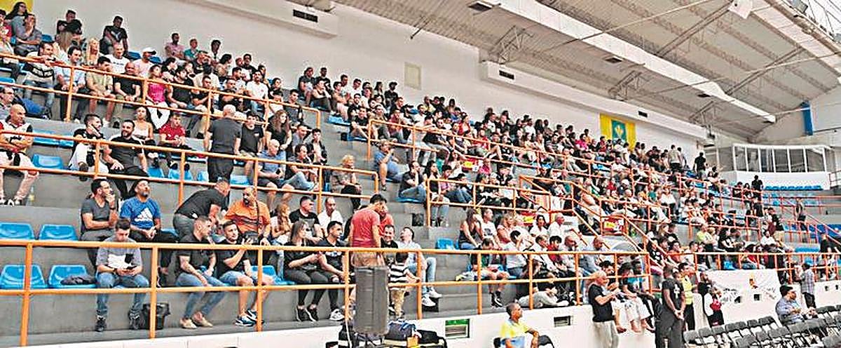 Los aficionados también siguieron los combates a pie de pista.