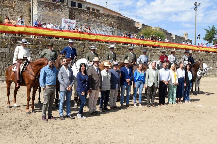 Autoridades y jueces hípicos con los equipos español y portugués al finalizar la entrega de premios.