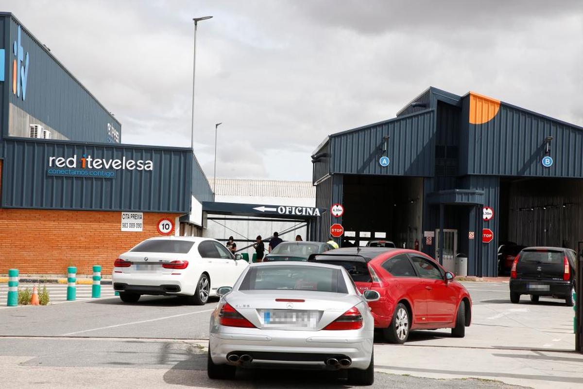 Vehículos hacen cola para someterse a la ITV en la estación de Carbajosa de la Sagrada.