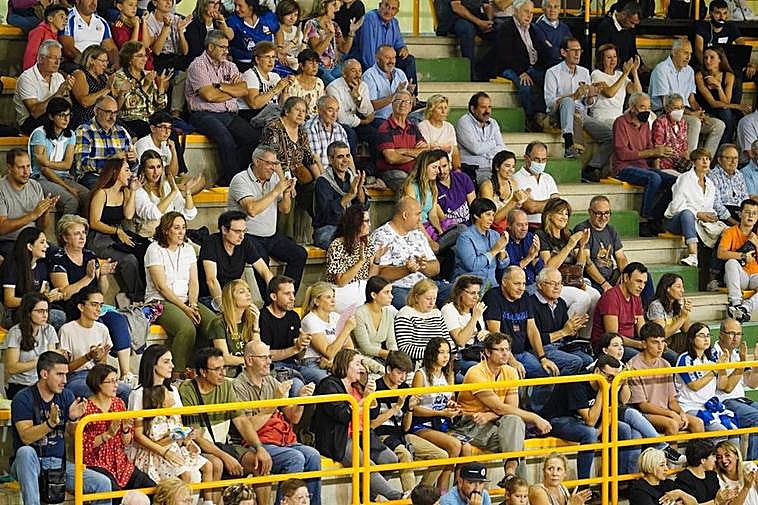 Aficionados del Avenida en el pabellón de Würzburg.