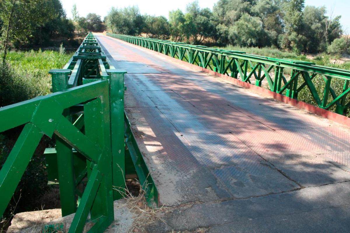 El puente de Almenara, que es de tipo Bailey, está construido en hierro y catalogado como singular puesto que es el único de su tipo en uso en España.