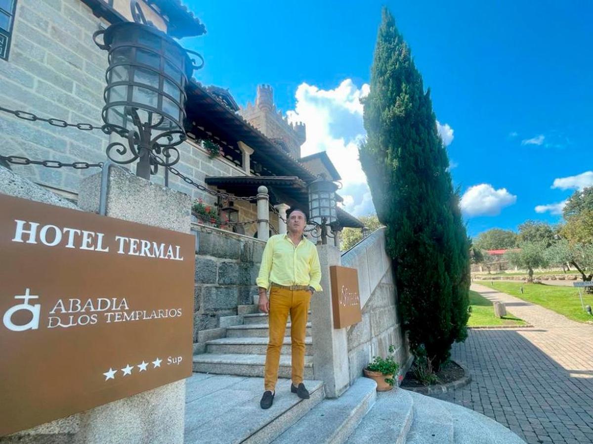 Fernando Rodríguez Puerto, en el acceso principal de su complejo La Abadía de los Templarios, en La Alberca.