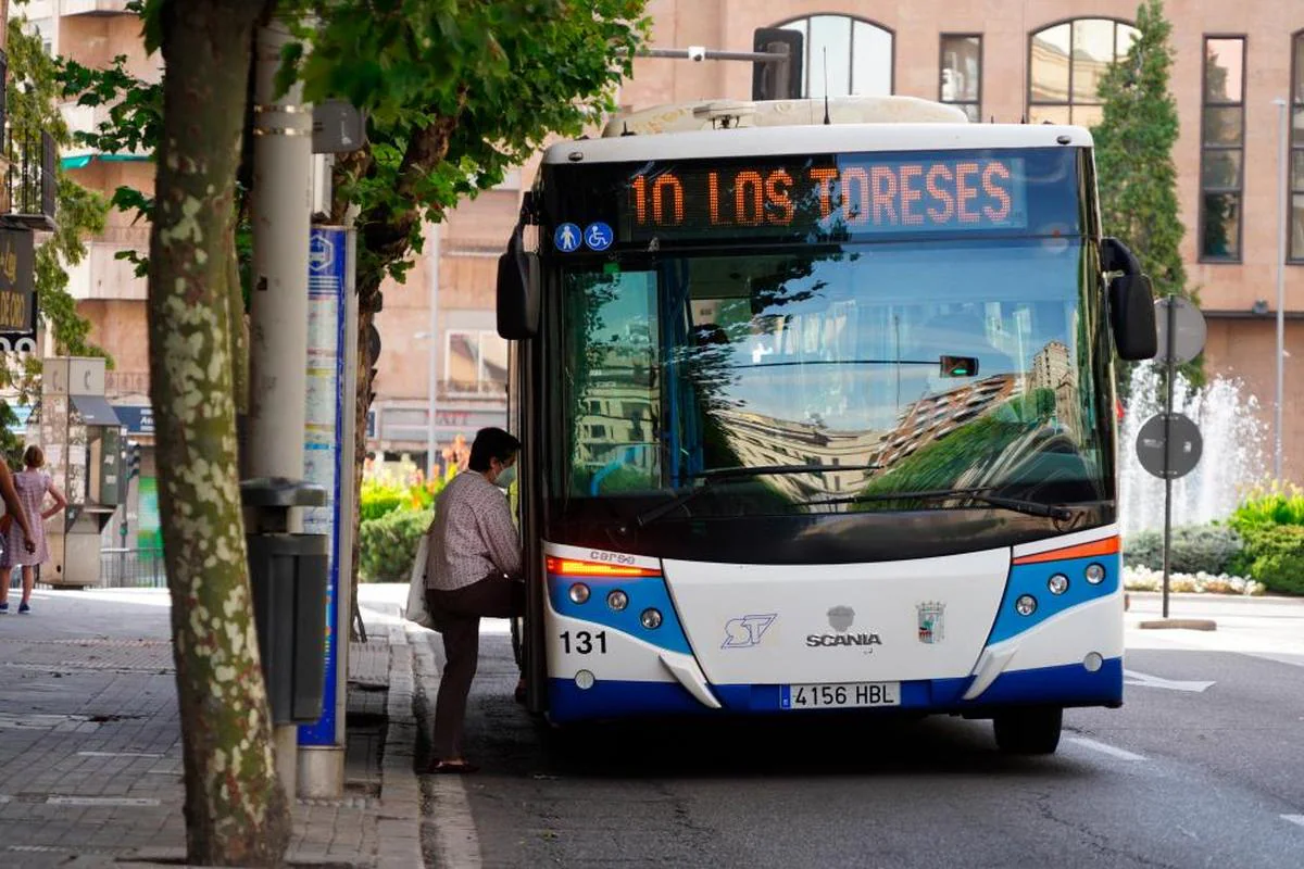 Un usuario coge un autobús urbano en la avenida Mirat.