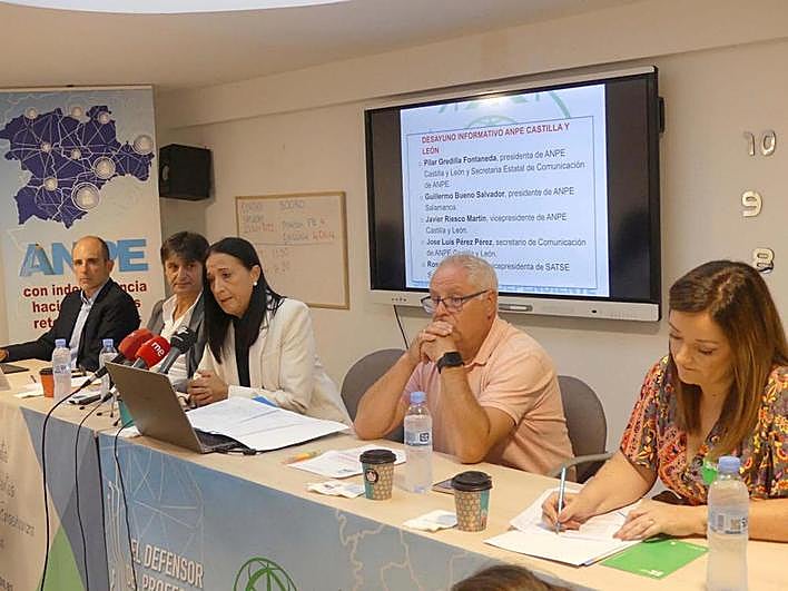 José Luis Pérez, Javier Riesco, Pilar Gredilla, Guillermo Bueno y Rosa Pardal.