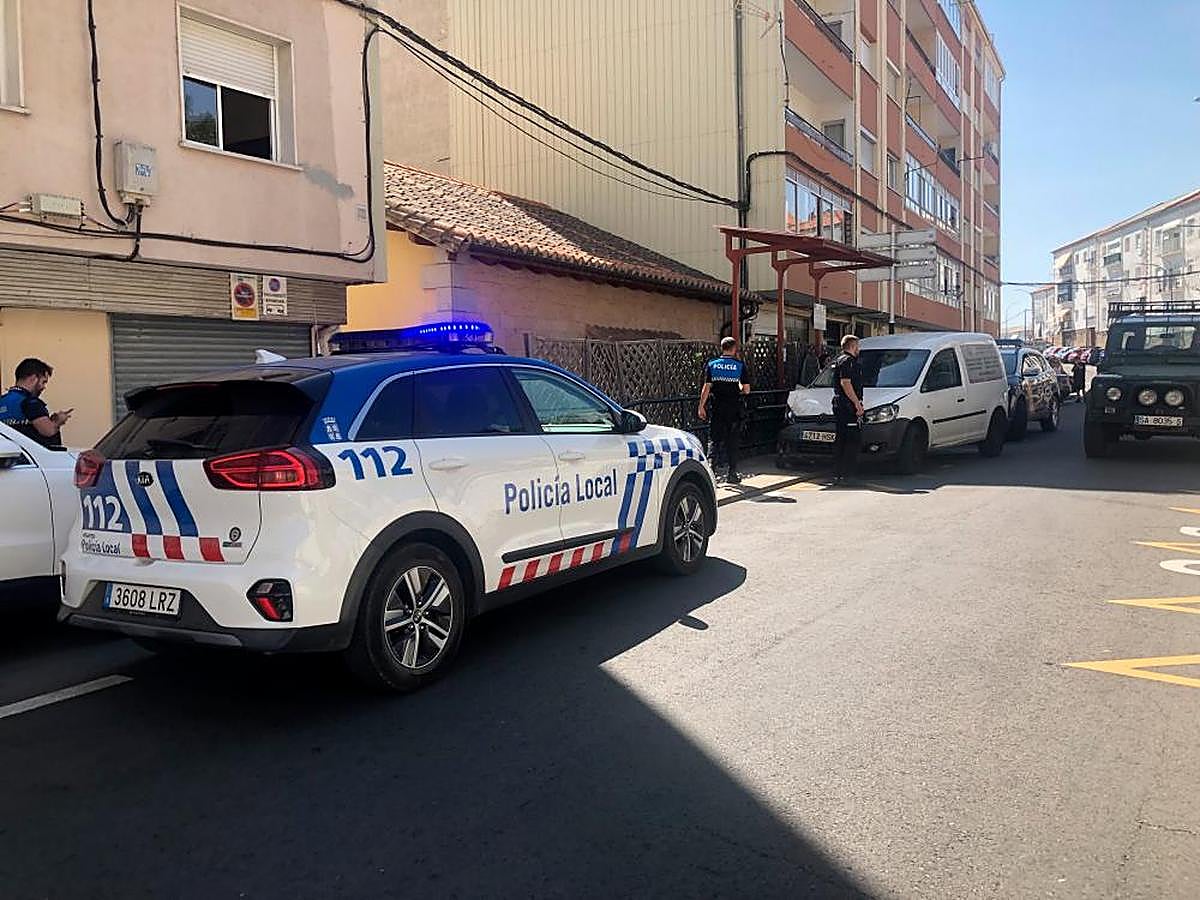 Imagen de agentes y un coche de la Policía Local de Béjar en un accidente en la calle Ronda de Viriato de Béjar.