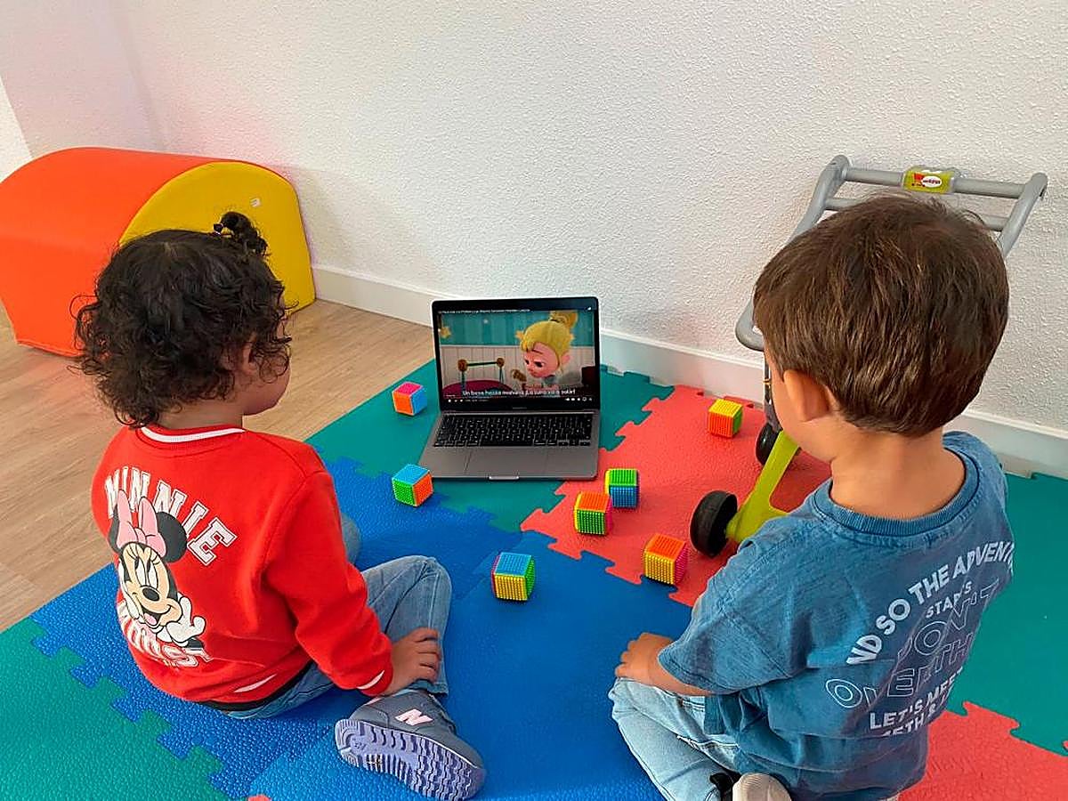 Dos niños de la etapa 2-3 en una de las aulas adaptadas para los pequeños en la ciudad.