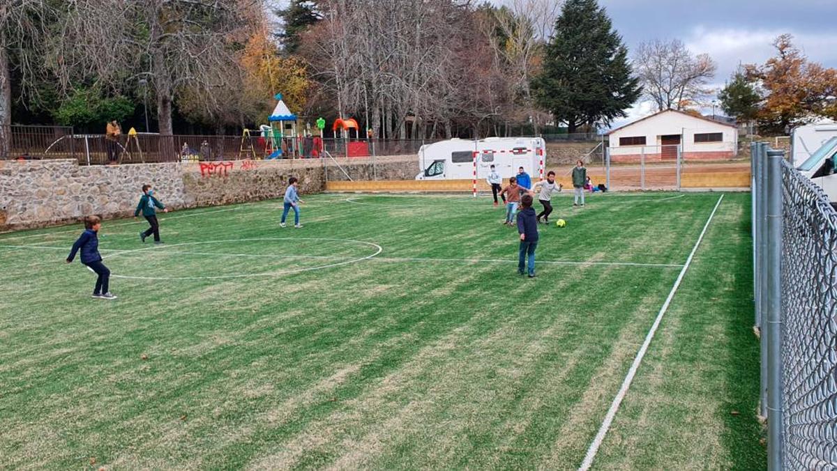 Imagen de los terrenos municipales en los que Candelario construyó una pista deportiva y reservó espacio para la residencia, al fondo.