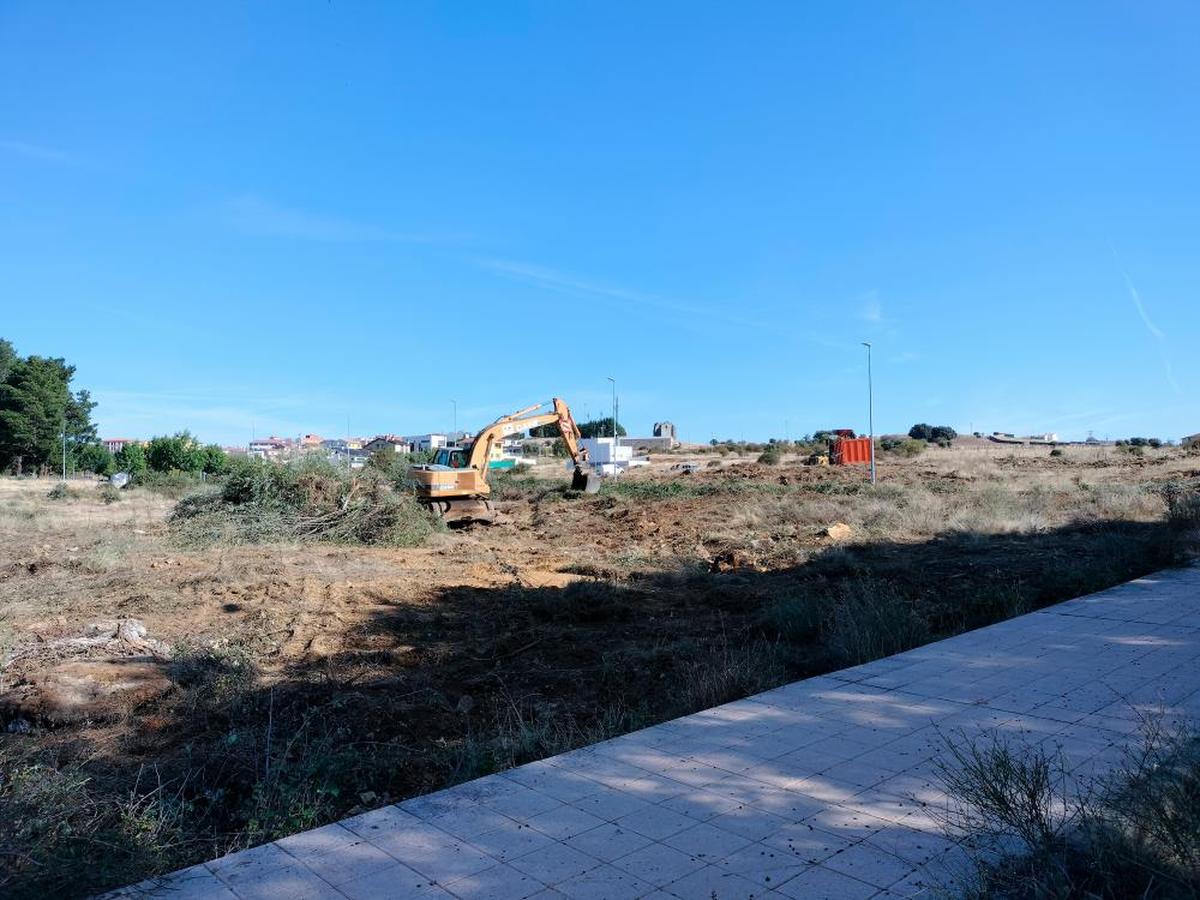 Las excavadoras trabajaban ya ayer en los solares cedidos por el Ayuntamiento de Guijuelo.