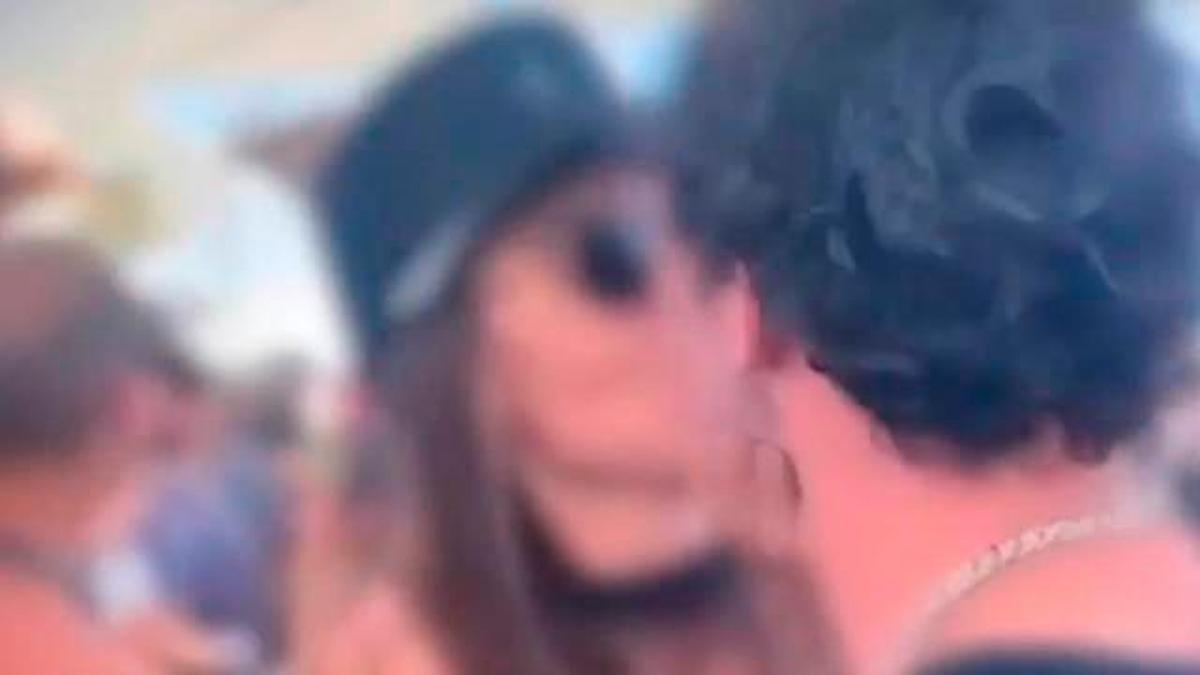 Imagen sacada del vídeo donde Íñigo Onieva besa a una mujer.