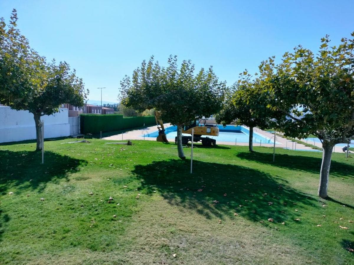 Una excavadora se encuentra ya en la piscina para empezar la obra este lunes.