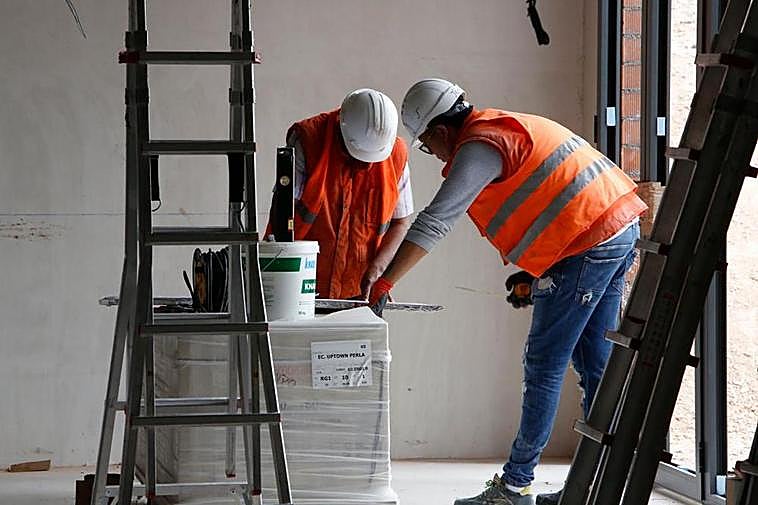 Dos trabajadores de la construcción, en el interior de una obra