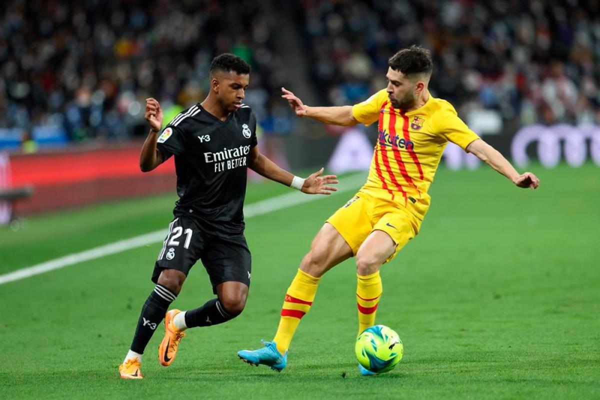 Rodrygo y Jordi Alba en el Real Madrid-FC Barcelona de la pasada temporada.