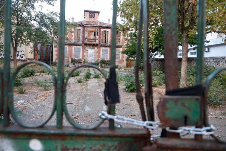 El palacete deshabitado del paseo de la Estación, con las ventanas de la planta baja tapiadas.