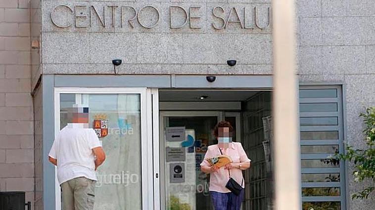 Pacientes entran y salen de un centro de salud de la capital