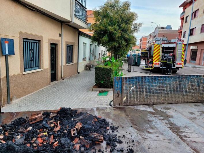 Restos de la chimenea incendiada