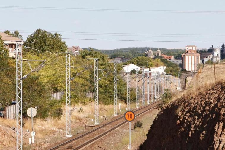 Postes con la línea de contacto necesaria para la electrificación en el tramo de la vía Salamanca-Fuentes de Oñoro a su paso por Tejares.