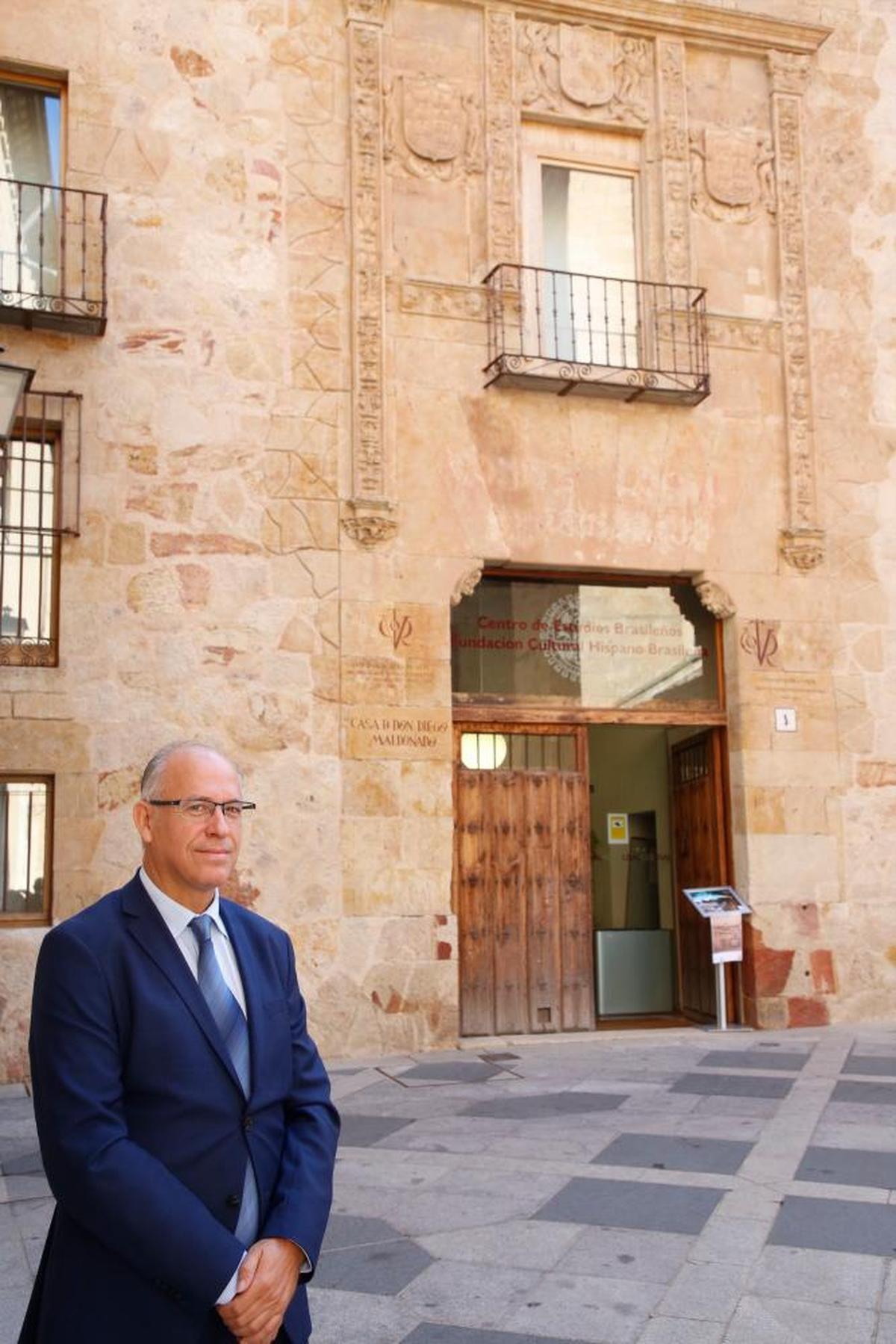 José Manuel Santos en la entrada de la Casa Maldonado, sede del CEB.