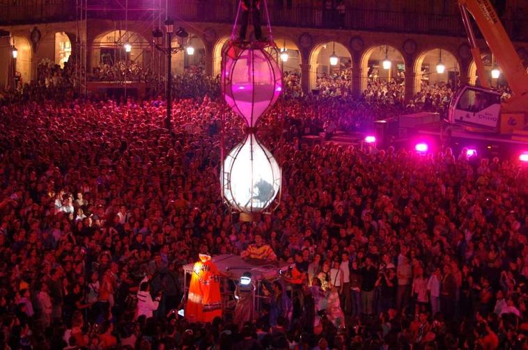 Una multitud abarrota la Plaza Mayor en la inauguración de la primera edición del FACyL con La Fura dels Baus.