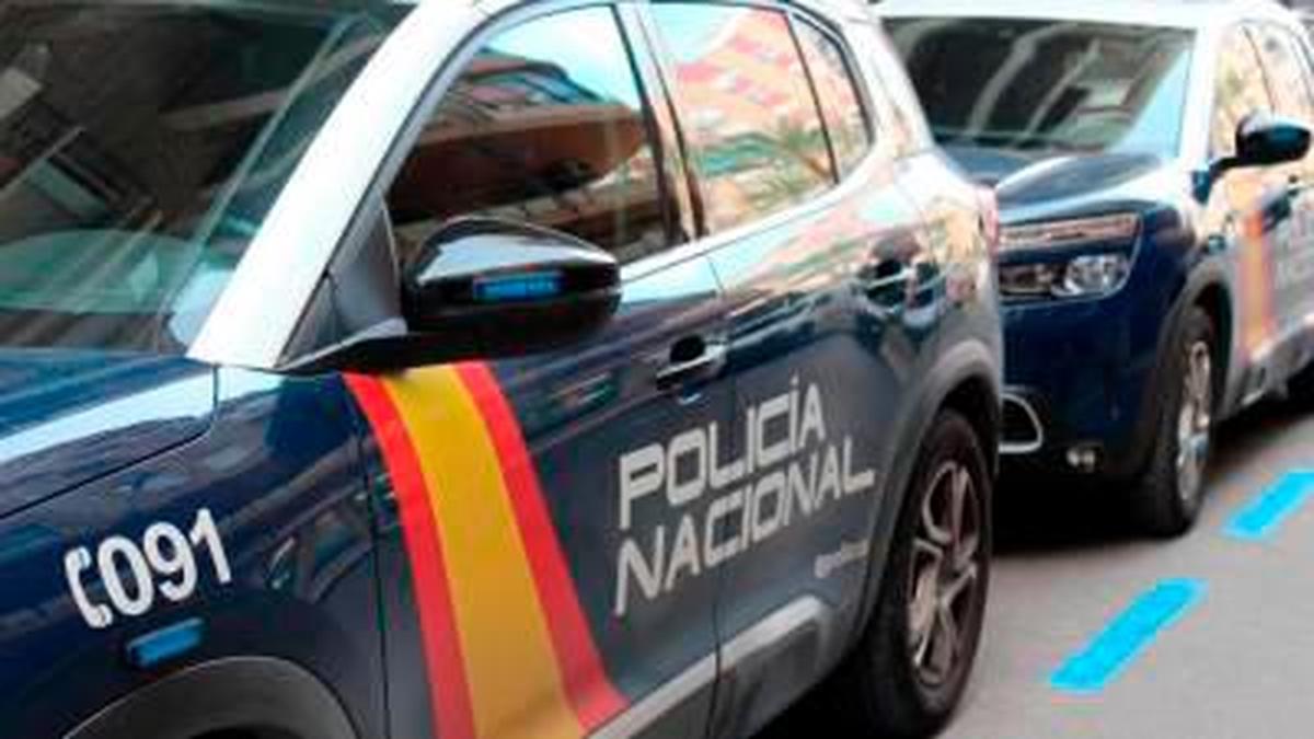 Vehículos aparcados de la Policía Nacional.