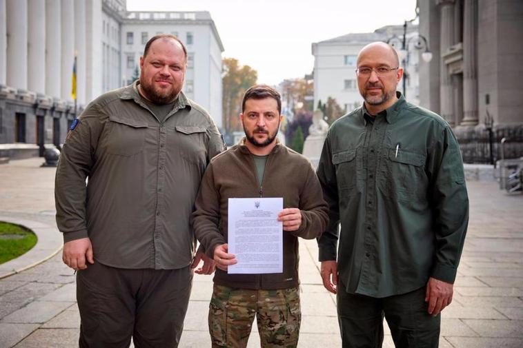 El presidente de Ucrania, Volodimir Zelenski, anuncia que pedirá el ingreso en la OTAN.