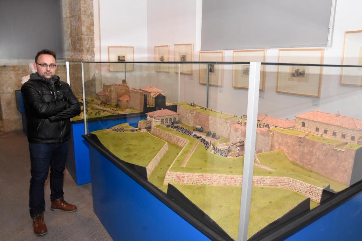 El mirobrigense Alberto Mateos junto a una de las maquetas que se pueden ver en el palacio de los Águila.