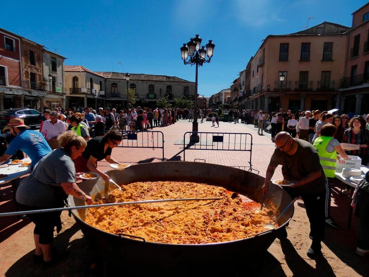 Los vecinos de Peñaranda disfrutaron ayer de una gran paella para despedir sus fiestas. holguera