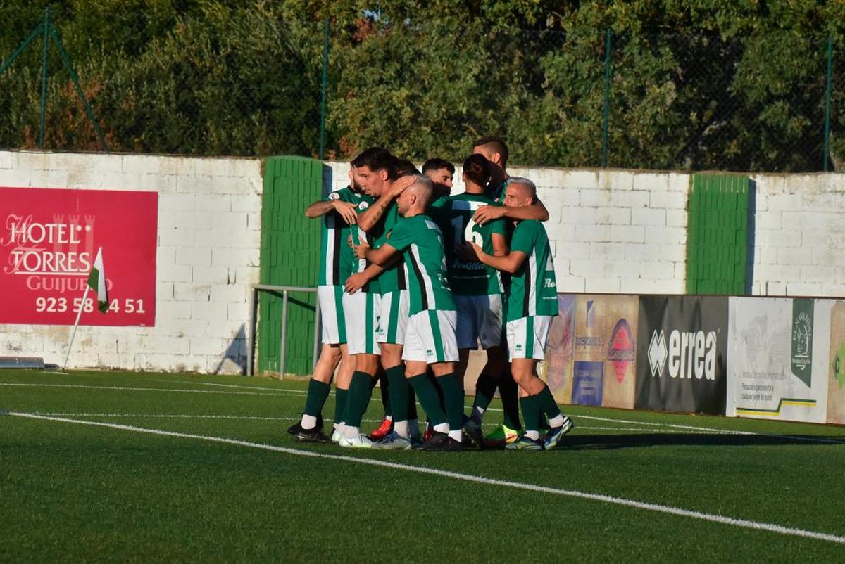 Los jugadores del Guijuelo celebran un gol en un partido anterior