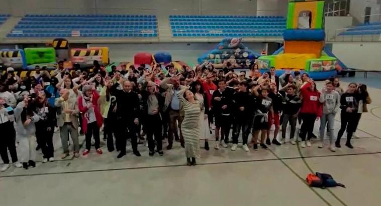 La Feria de Jóvenes Despiertos de 2022 bailando para un Tik Tok.