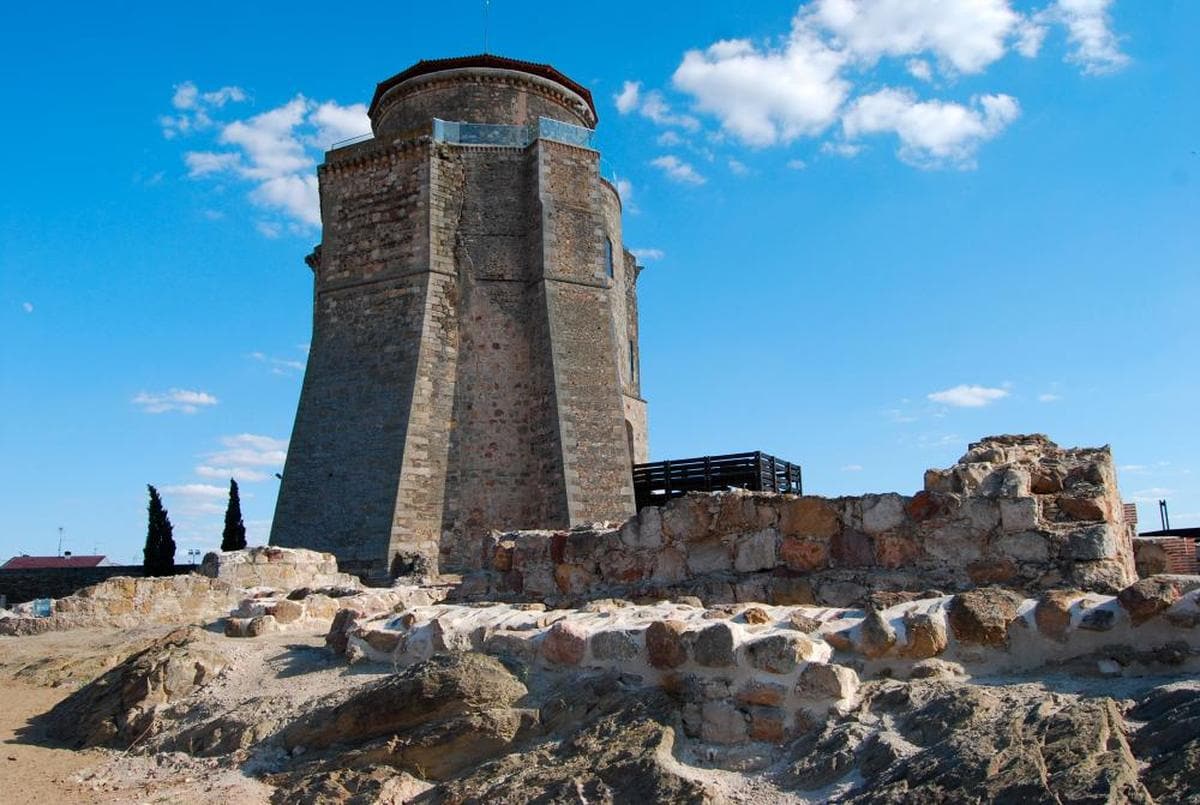 Torreón aún en pie de lo que un día fue el Castillo de los Duques de Alba, en Alba de Tormes.
