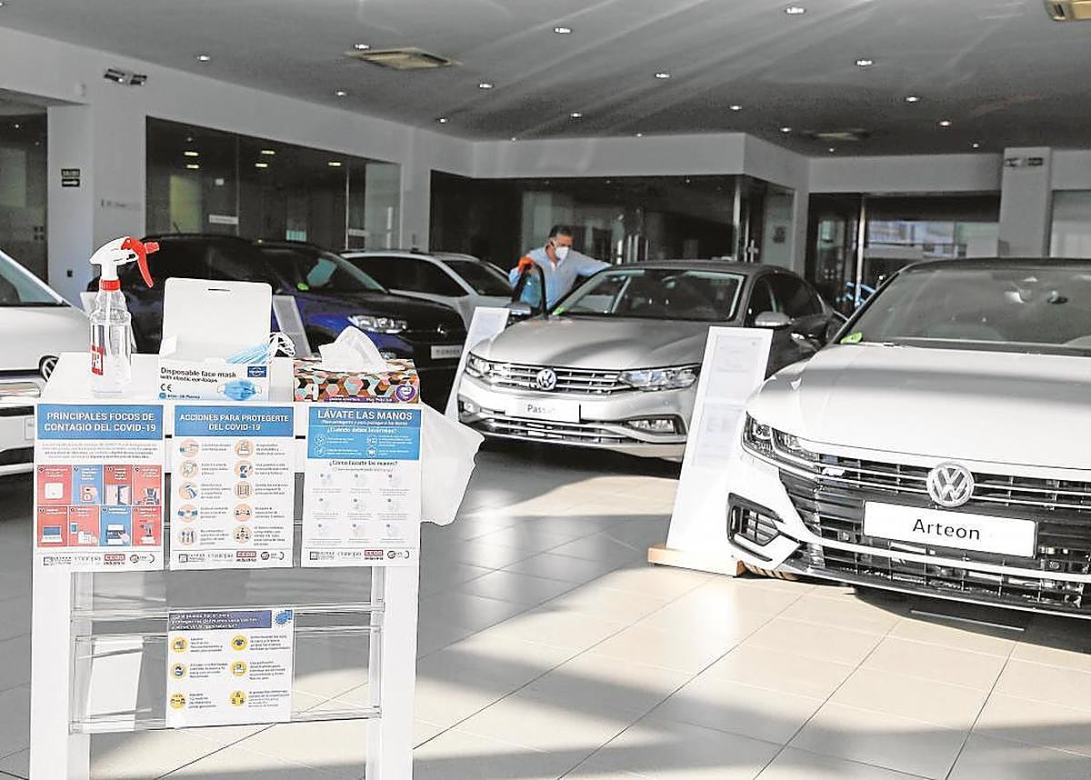 Vehículos en el expositor de un concesionario salmantino