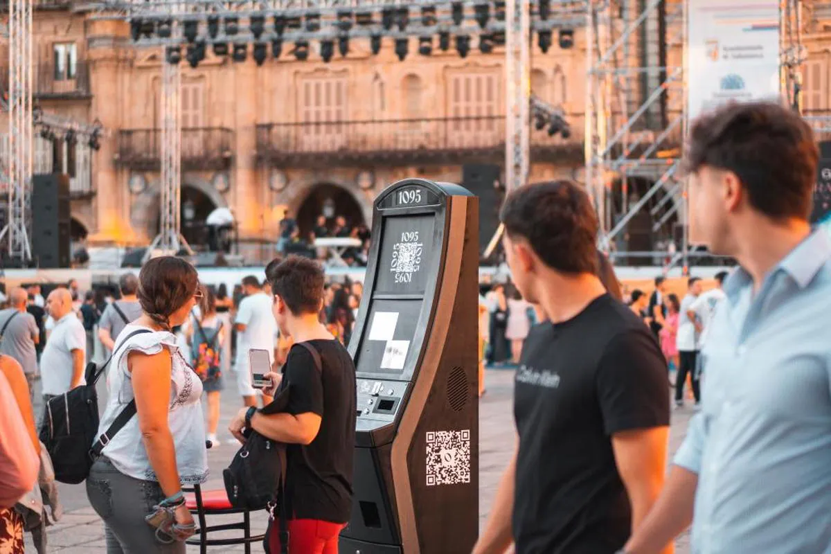 Imagen de la instalación de la máquina de apuestas deportivas colocada en la Plaza Mayor.