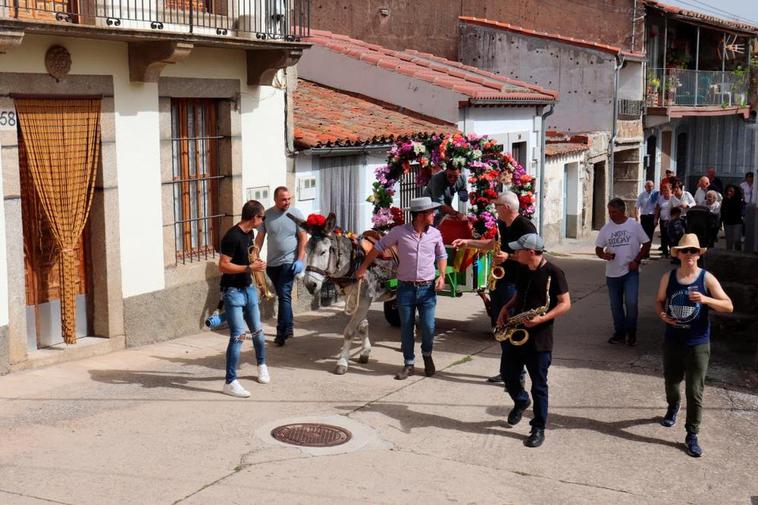 Galeón, el encargado de llevar los dulces y la sangría en Santibáñez de Béjar