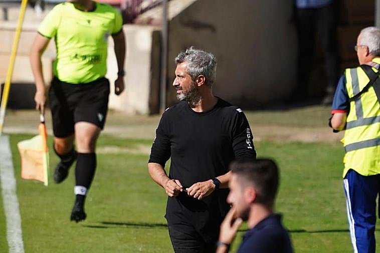 María Hernández, entrenador del Salamanca, en el choque ante el Júpiter Leonés.