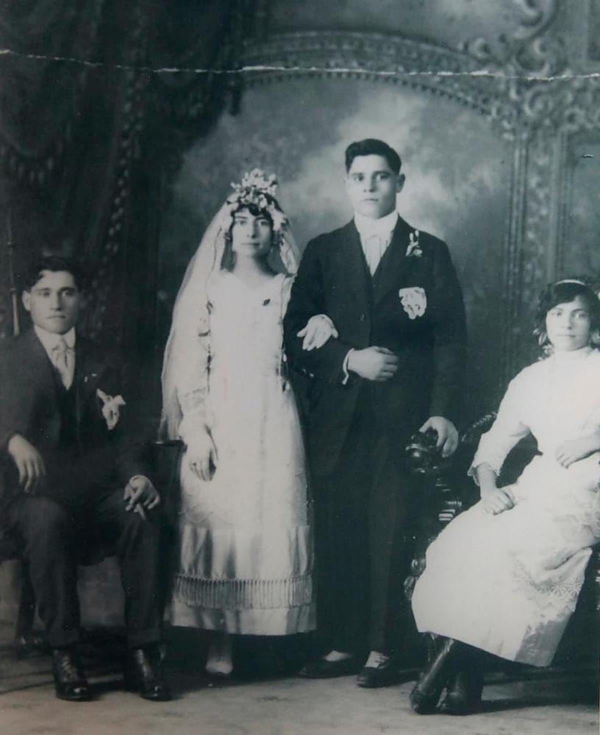 Amador Izquierdo, de Macotera, y Sofía de Lago, de Cabezas del Villar, en su boda en California. Habían nacido a 20 km. de distancia pero se conocieron en Hawaii, a donde viajaron en dos barcos distintos Aurora Maral.