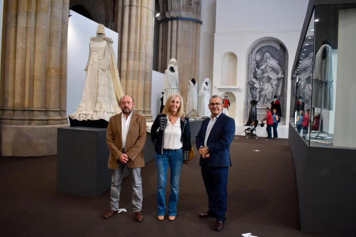 Nicólas Hernández, Concepción Miguélez y Manuel Sánchez en la inauguración de la exposición.